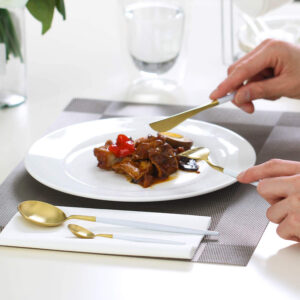 6 dinner spoons, 6 dinner forks, 6 butter knives, 6 teaspoons