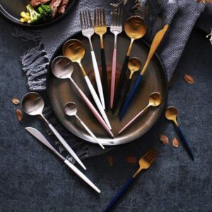6 dinner spoons, 6 dinner forks, 6 butter knives, 6 teaspoons