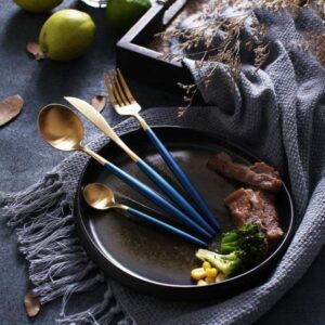 6 dinner spoons, 6 dinner forks, 6 butter knives, 6 teaspoons