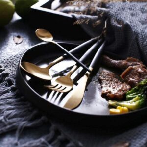 6 dinner spoons, 6 dinner forks, 6 butter knives, 6 teaspoons